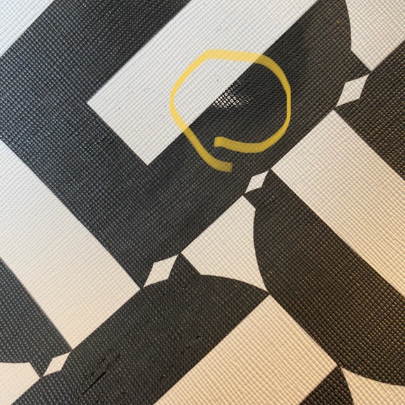 Trina Turk Accessories Bag gold zipper closure and badge - Picture 6 of 6